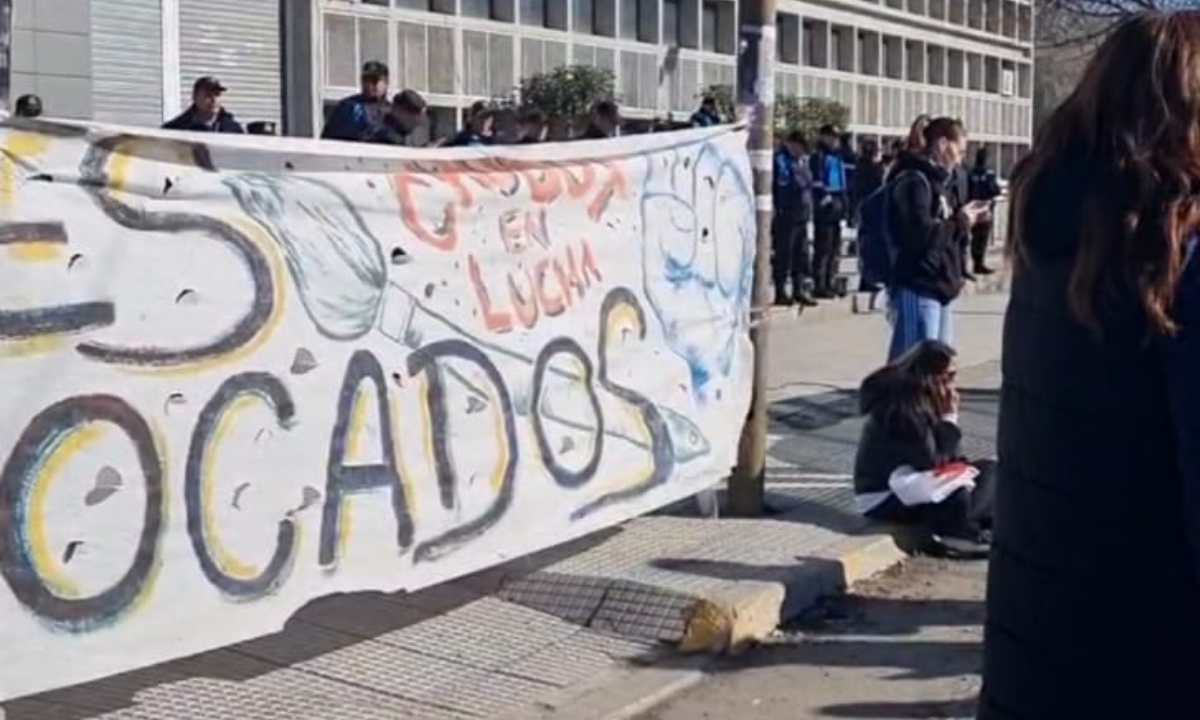 Docentes jubilados reclamaron frente al Ministerio de Educación por mejores salarios