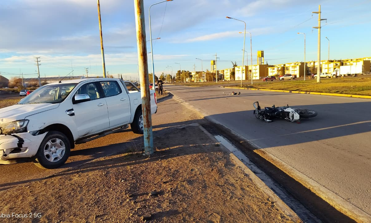 Una moto y una camioneta chocaron en la rotonda de avenida Eva Perón en Trelew