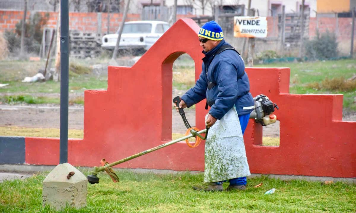 Trelew intensificó el plan integral de mantenimiento barrial en Los Sauces