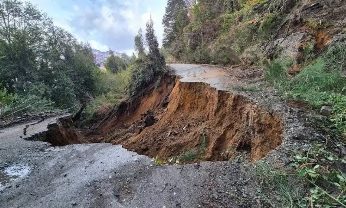 Lograron habilitar un camino para emergencias en el corte de la ruta de los lagos