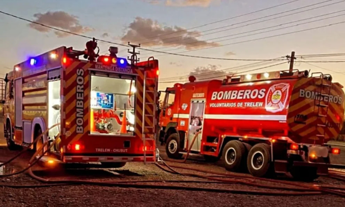Bomberos trabajaron durante más de ocho horas para extinguir un incendio en una chacra de Trelew