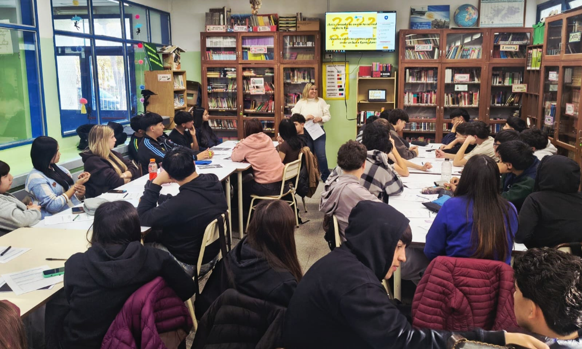 La Municipalidad brindó un taller de orientación laboral y apoyo a la búsqueda de empleo a estudiantes de la Escuela Nº 729 de Rawson