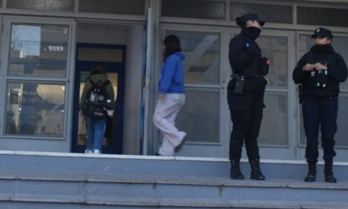 Cada vez hay más demanda de policías en las escuelas para garantizar seguridad