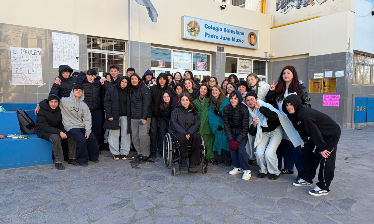 La comunidad educativa del «Padre Juan» hizo una movida para exponer las «barreras arquitectónicas» de la escuela