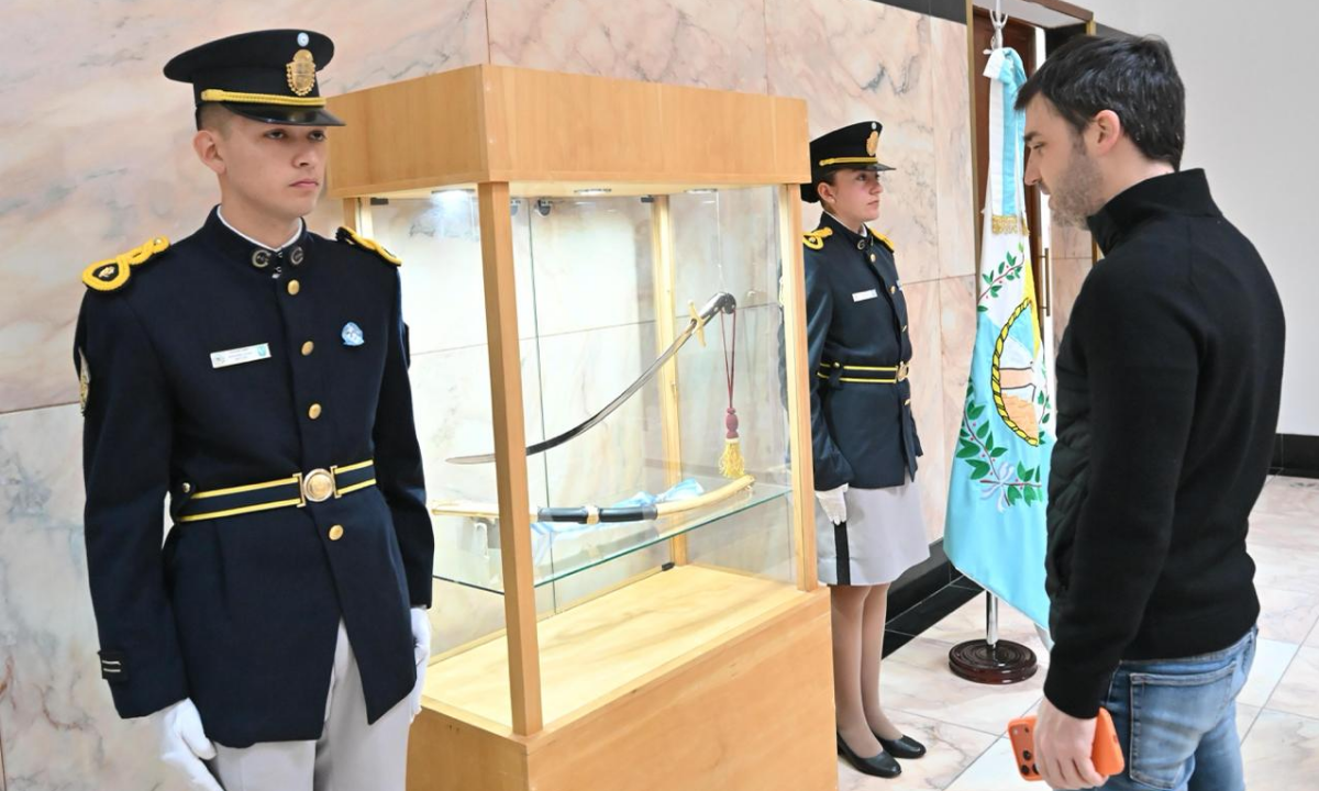 La réplica del Sable Corvo de San Martín se exhibe por primera vez en la Casa de Gobierno