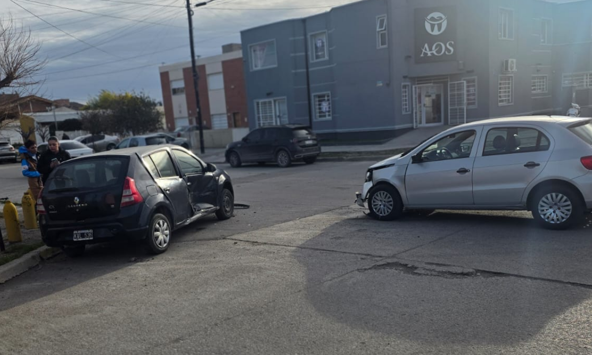 Dos personas fueron trasladadas al hospital tras un choque entre dos vehículos en Rivadavia y Cabot de Trelew