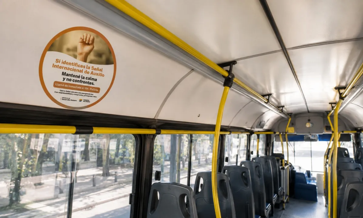 Chubut obliga a las empresas de transporte a colocar carteles sobre la señal internacional de auxilio