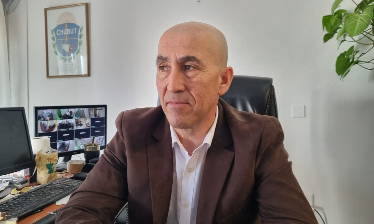 Sancionaron con seis meses de inhabilitación al padre que filmó a su hija de nueve años conduciendo en Lago Puelo
