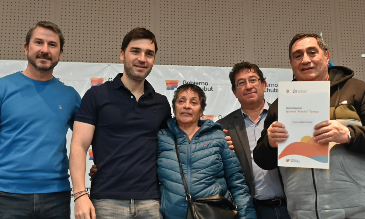 Torres: “Después de 40 años de espera, estas familias finalmente pueden decir que la casa es suya”