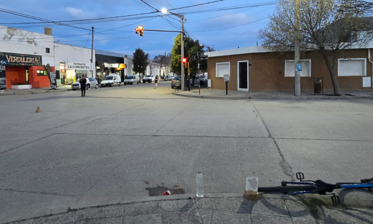 Un ciclista resultó lesionado tras colisionar con un automóvil en una esquina semaforizada de Trelew