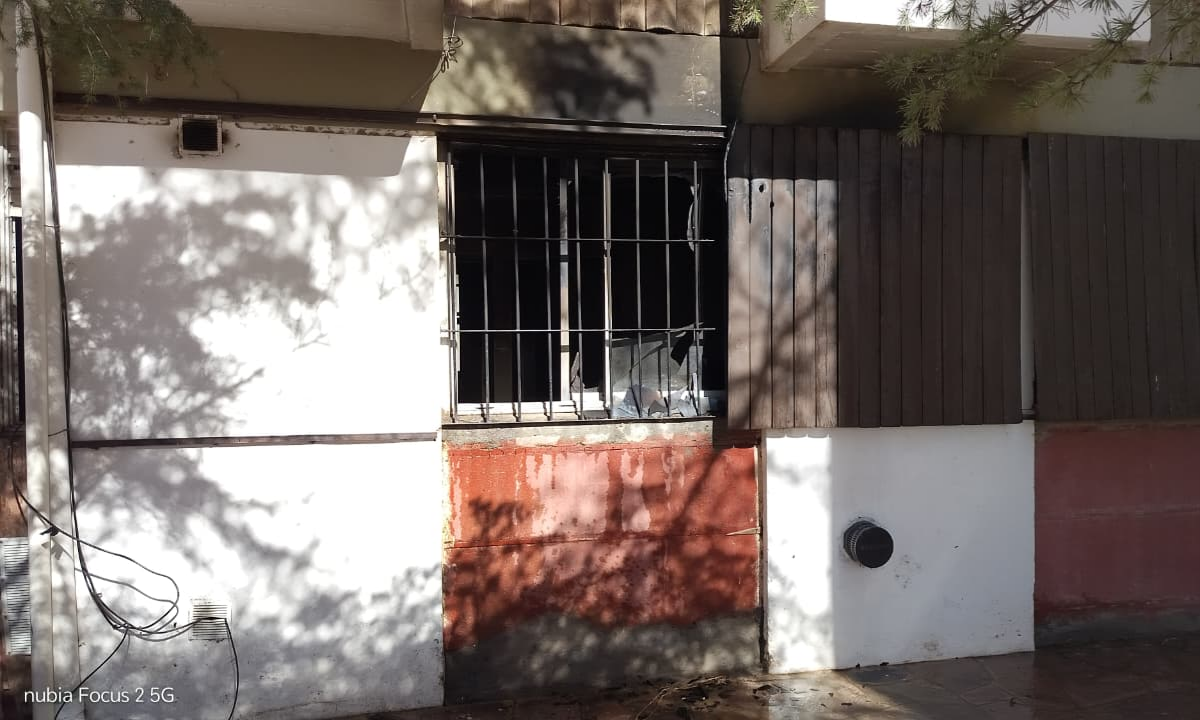 Vecinos evitaron que un principio de incendio se propagara en un departamento de Trelew
