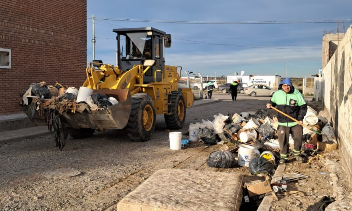 Puerto Rawson: el Municipio volvió a intervenir y retiró residuos pesqueros arrojados en la vía pública