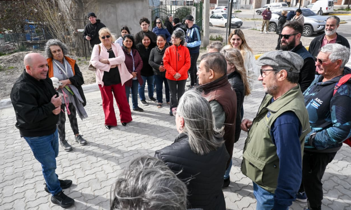 Sastre inauguró 200 metros de adoquinado sobre calle La Pampa en Puerto Madryn