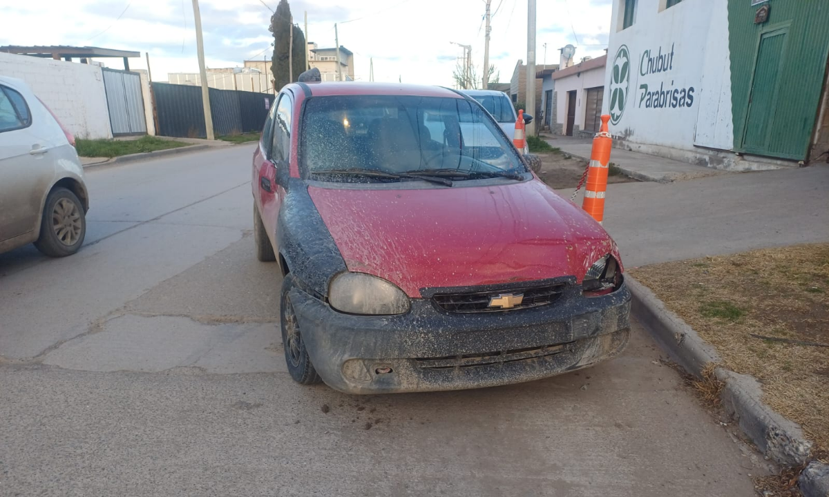 Conductor alcoholizado chocó contra un auto estacionado en Trelew
