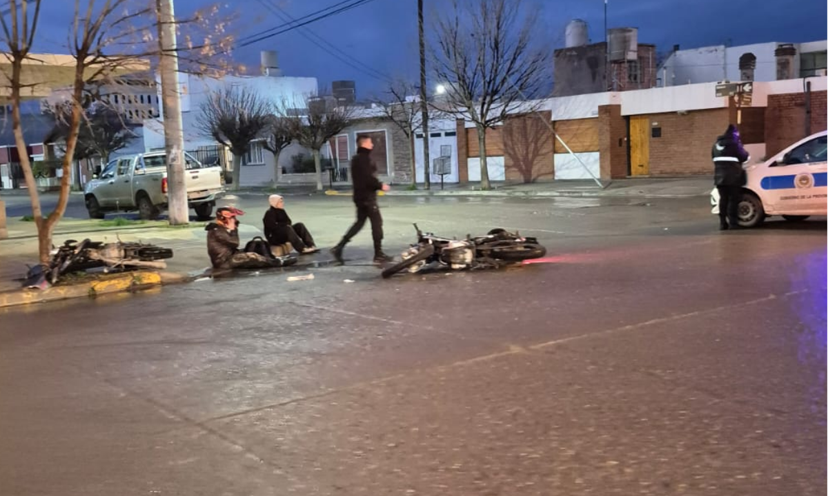Colisionaron dos motociclistas en Trelew: un masculino fue trasladado al hospital y uno de los rodados fue secuestrado