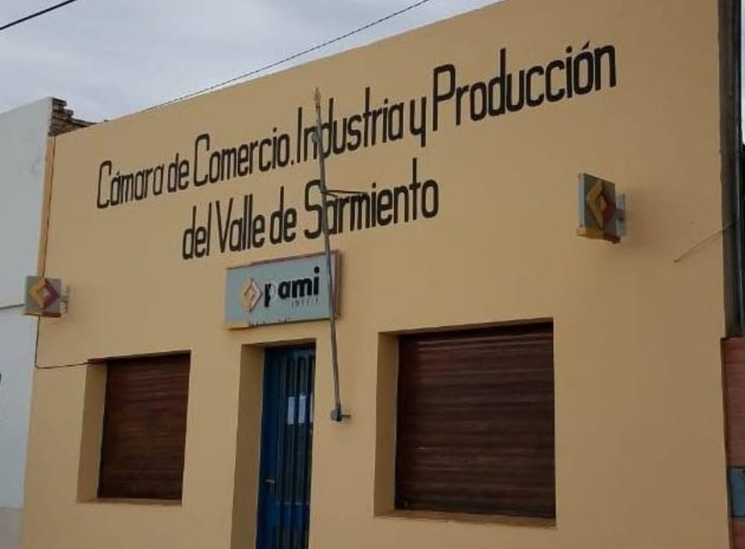 La Cámara de Comercio de Sarmiento cuestionó las ferias en escuelas y confirmó la suspensión de una actividad