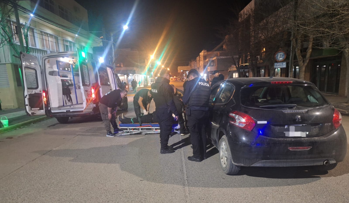 Accidente en Trelew: un ciclista de 66 años fue hospitalizado tras chocar con un Peugeot 208