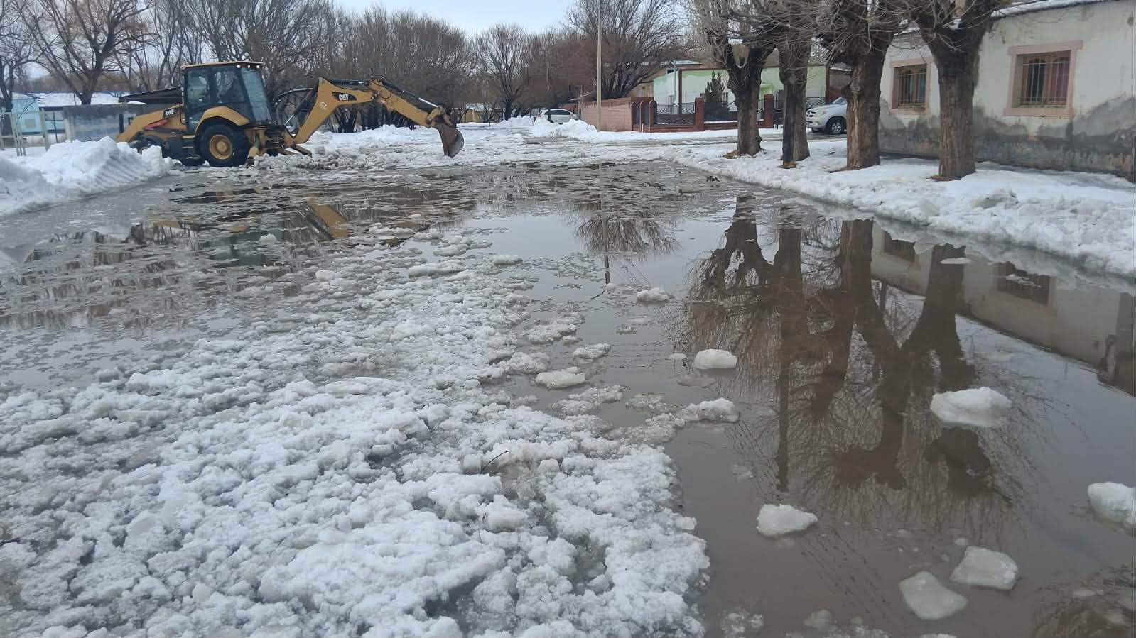 Río Mayo lleva 14 días bajo nieve y heladas y trabaja para recuperar la transitabilidad