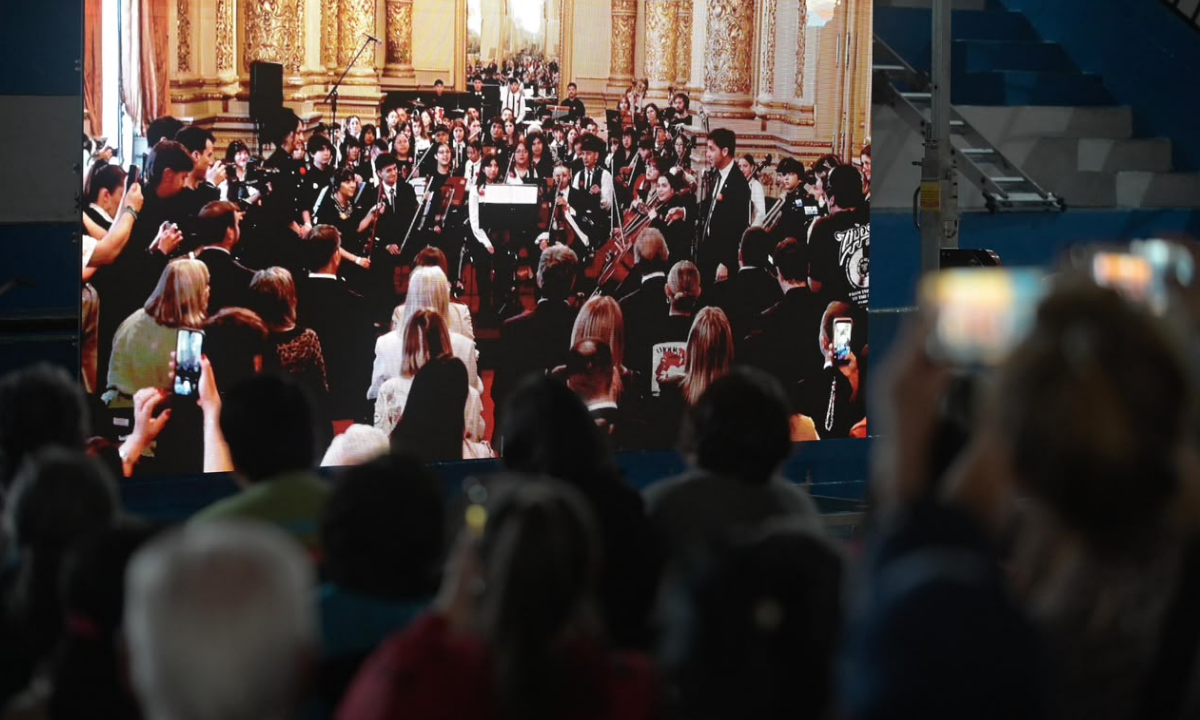 Más de 500 vecinos acompañaron desde Trelew el histórico concierto de la Orquesta del barrio INTA en el Teatro Colón