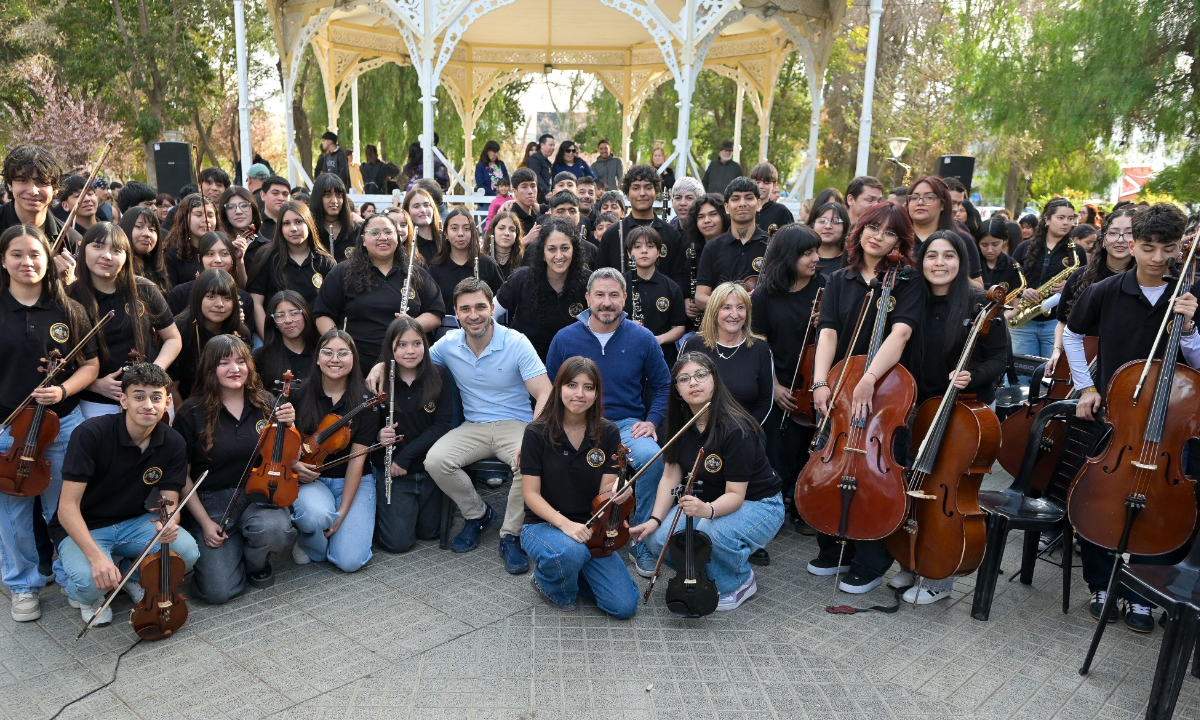 Torres acompañó el último ensayo de la Orquesta del barrio INTA antes de su presentación en el Teatro Colón