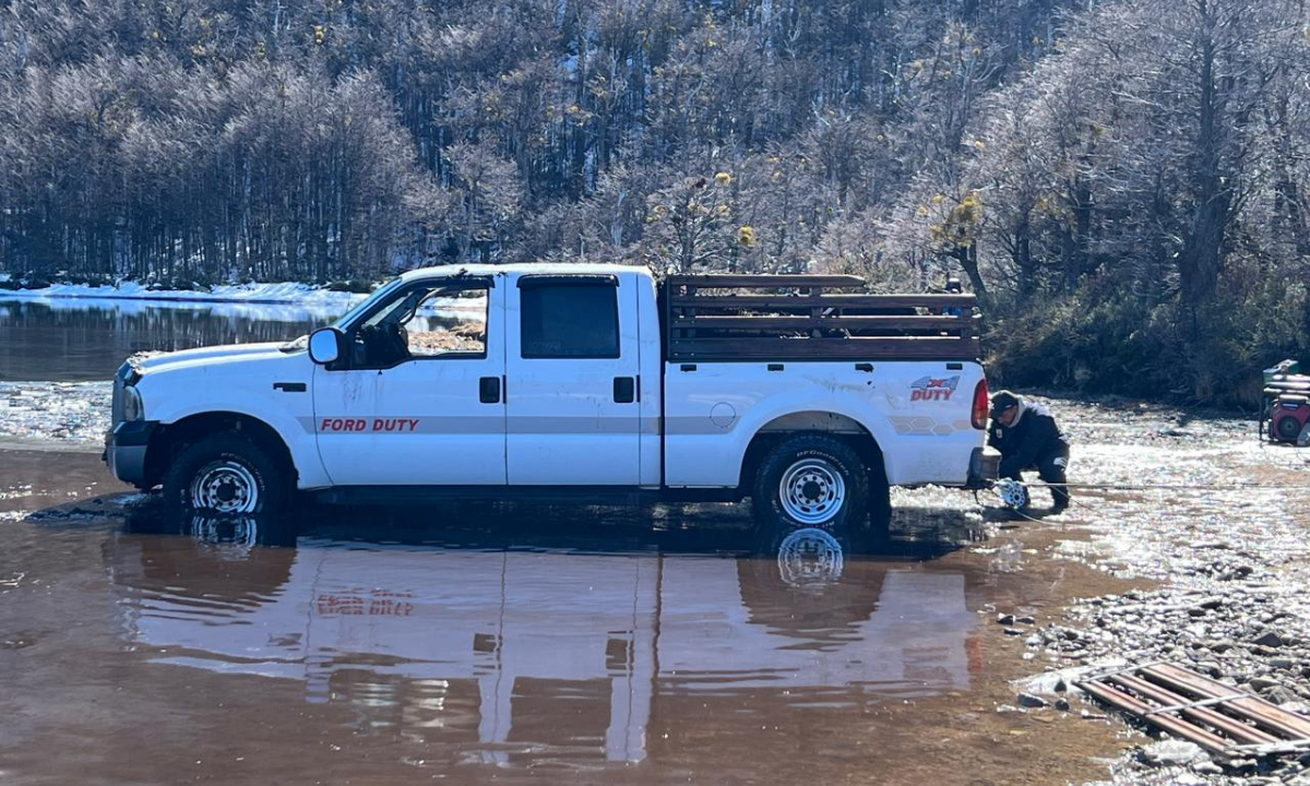 Sacaron la camioneta que estaba hundida en el lago La Plata