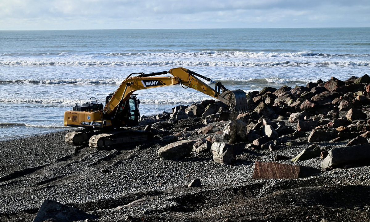 Continúan los trabajos de defensa costera en Playa Unión