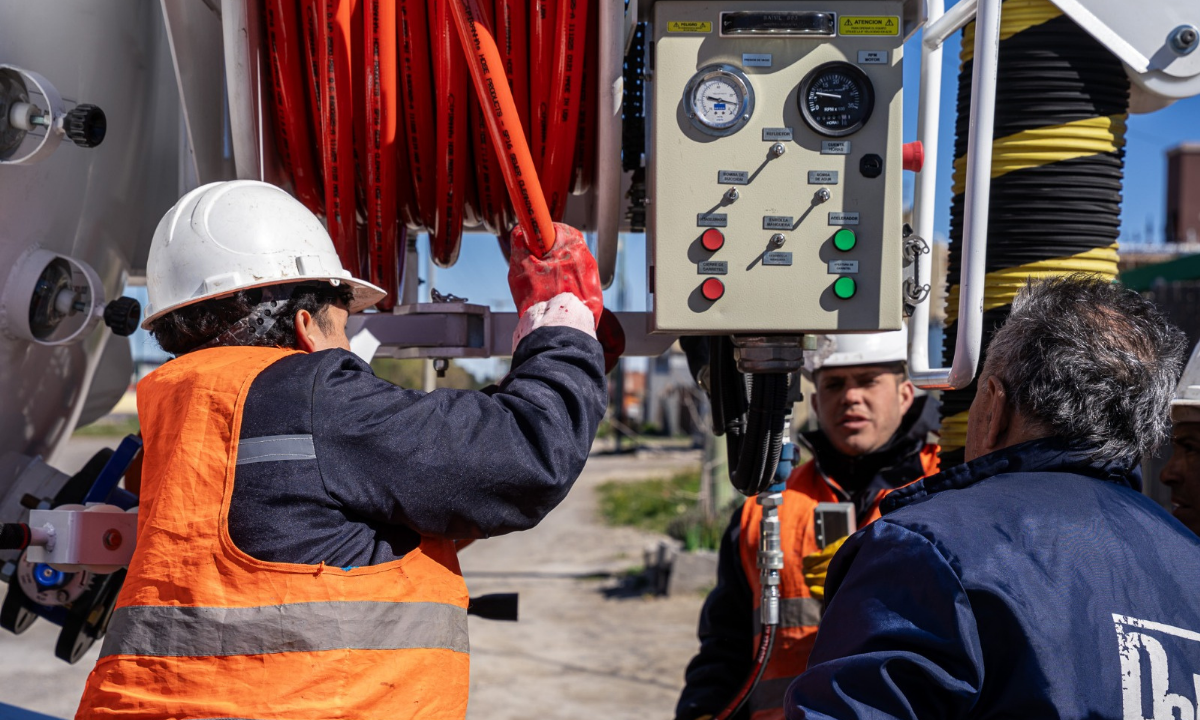 Capacitan al personal de la Cooperativa de Rawson para operar el nuevo camión desobstructor