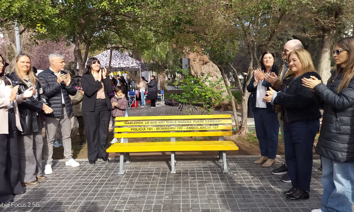 Trelew inauguró un Banco Amarillo como símbolo de prevención del suicidio