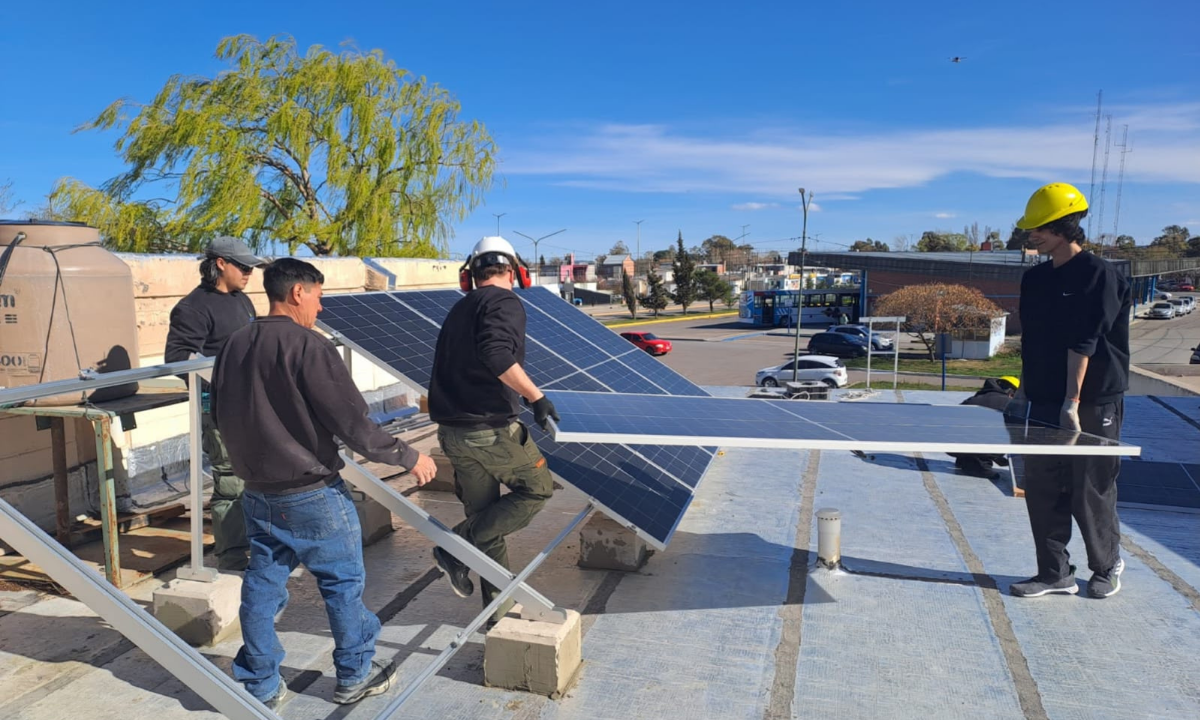 La Cooperativa y Multisolar instalaron un sistema solar en la Escuela Politécnica