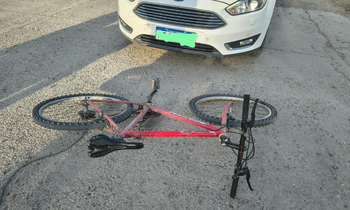 Un ciclista fue trasladado al hospital tras un choque en Corrientes y 28 de Julio