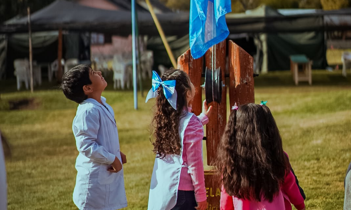 La Escuela N° 25 de Futalaufquen celebra su centenario y fortalece el proyecto ambiental que ya plantó más de 32 mil árboles nativos