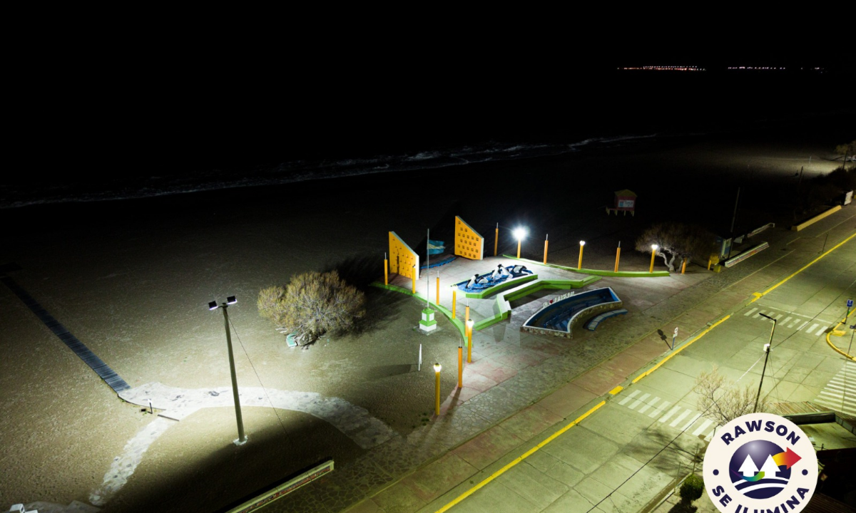 Playa Unión cuenta con iluminación en la costa
