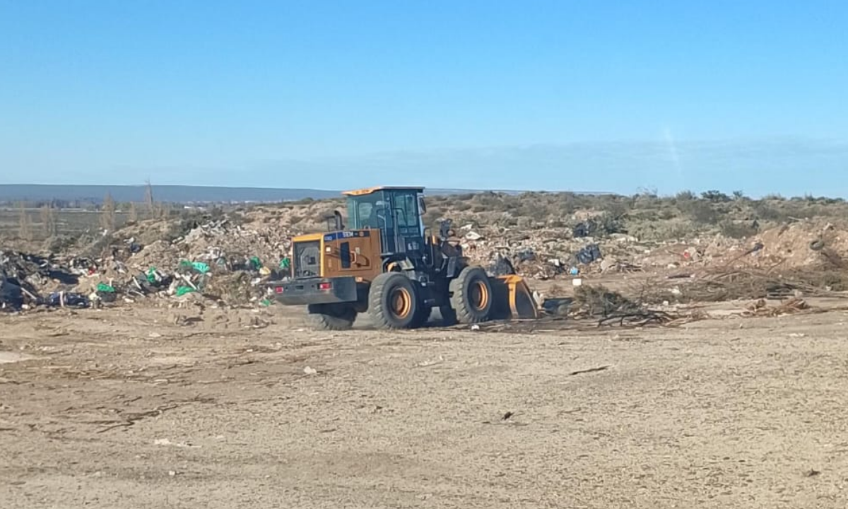 Gaiman realiza una limpieza general y ordenamiento del basural municipal