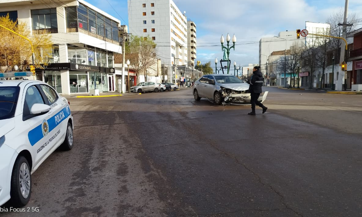 Choque entre tres vehículos en pleno centro de Trelew: no hubo heridos