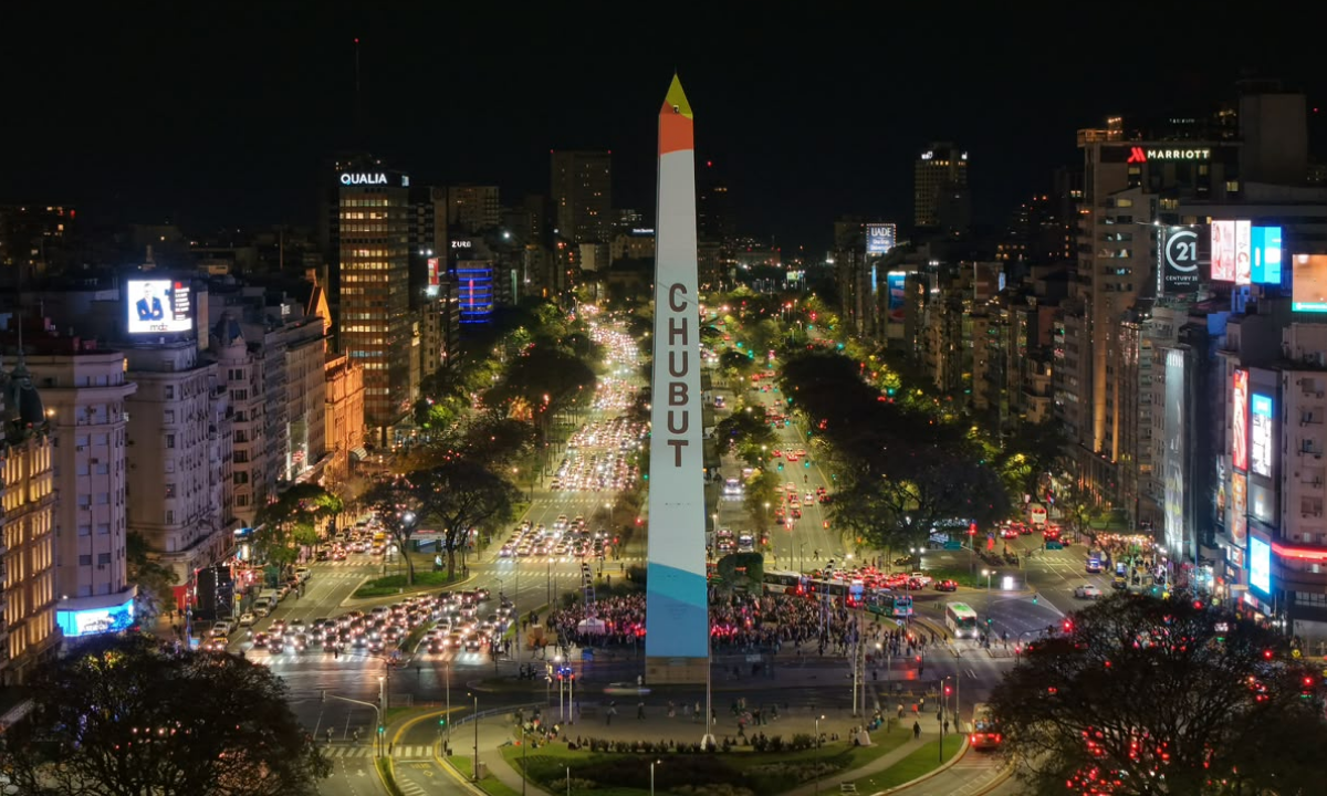 Chubut lanzó la temporada de primavera en el Obelisco con la presentación de la Orquesta del barrio INTA
