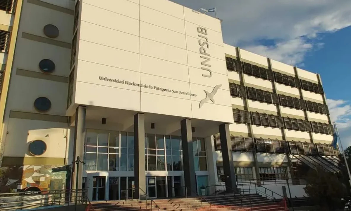 Comodoro Rivadavia: Un adolescente de 15 años cayó desde la azotea de la Universidad y se encuentra en estado crítico