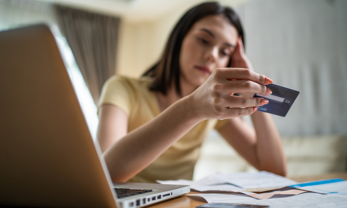 Advierten por el endeudamiento de jóvenes y los créditos de las fintech