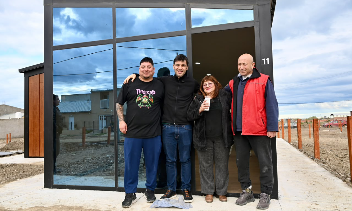 Torres entregó las primeras viviendas a familias afectadas por el derrumbe del Cerro Hermitte