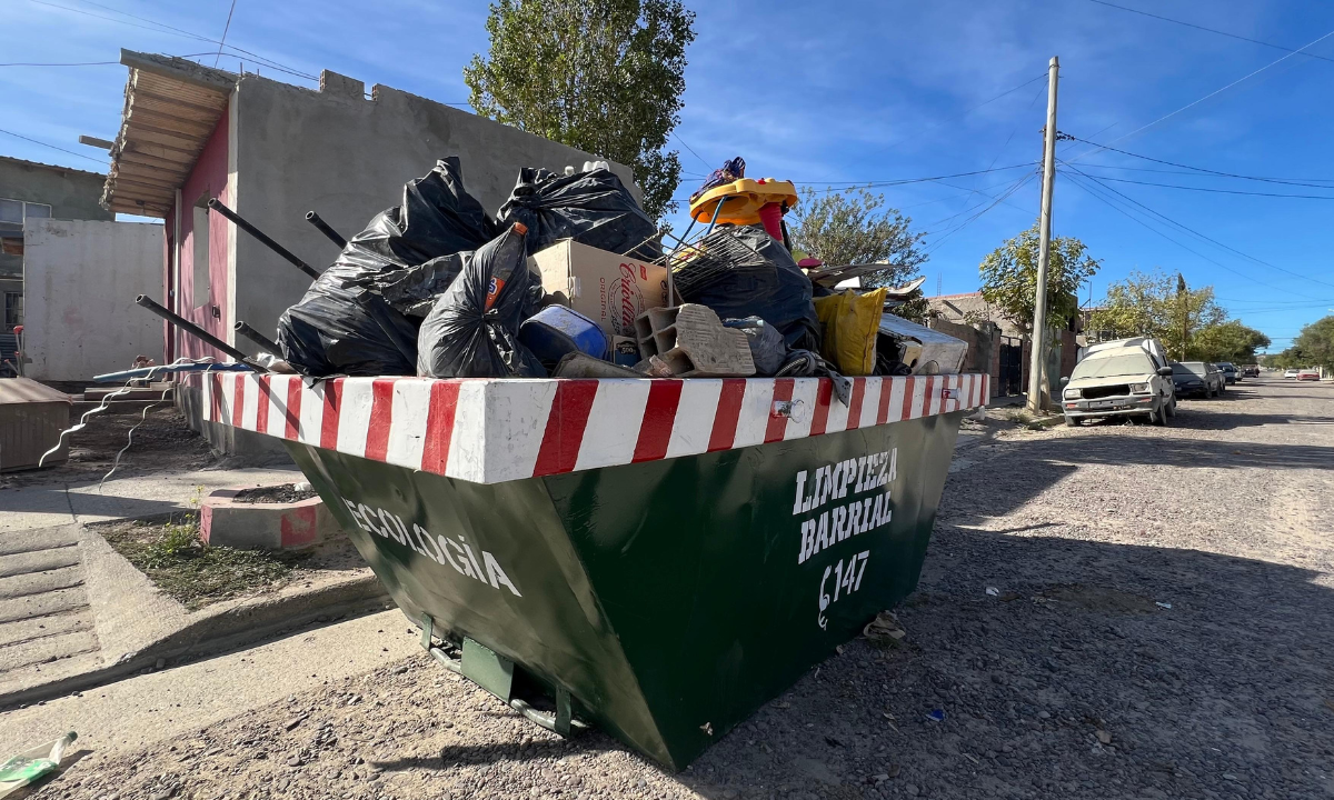 La campaña de limpieza continúa en los barrios Güemes y Del Desembarco