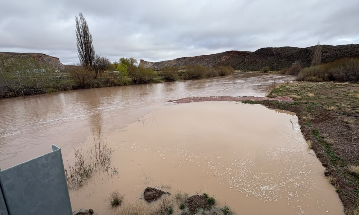 Ruta 25: despejaron el corte y creció el río Chubut en Las Plumas