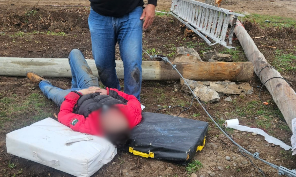 Un electricista resultó herido al caer tras quebrarse un poste en el club Patoruzú