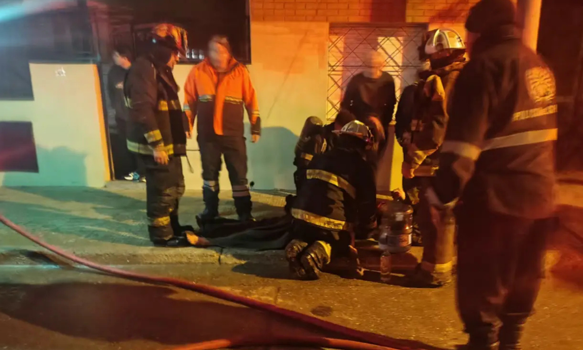 Bomberos de Comodoro rescataron a un hombre inconsciente durante el incendio de un taller