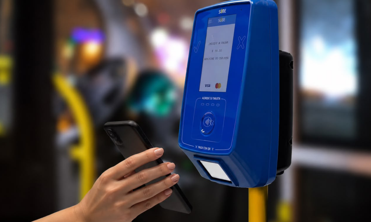 Más beneficios para viajar en transporte público: 100% de reintegro pagando con MasterDebit del Banco del Chubut