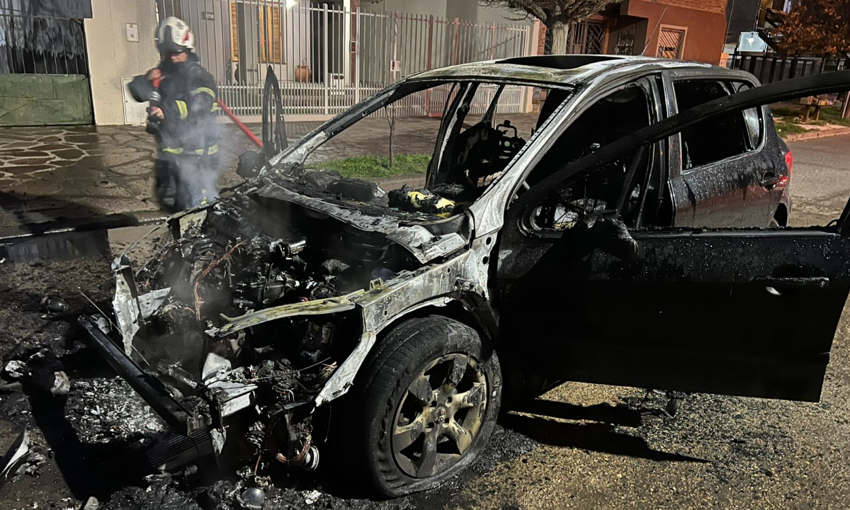 Un desperfecto mecánico provocó el incendio de un Peugeot 207 en Trelew