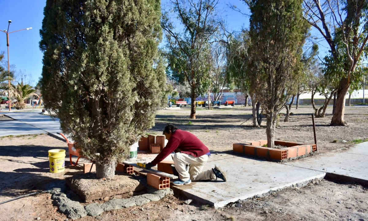 El Municipio de Trelew mejora y acondiciona plazas y espacios públicos de los barrios Luz y Fuerza y Los Sauces