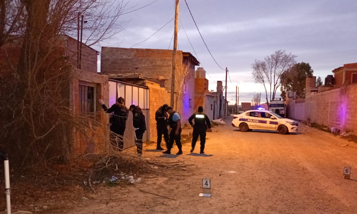 Amenazas y una bomba molotov en barrio Primera Junta: hubo un detenido tras un allanamiento