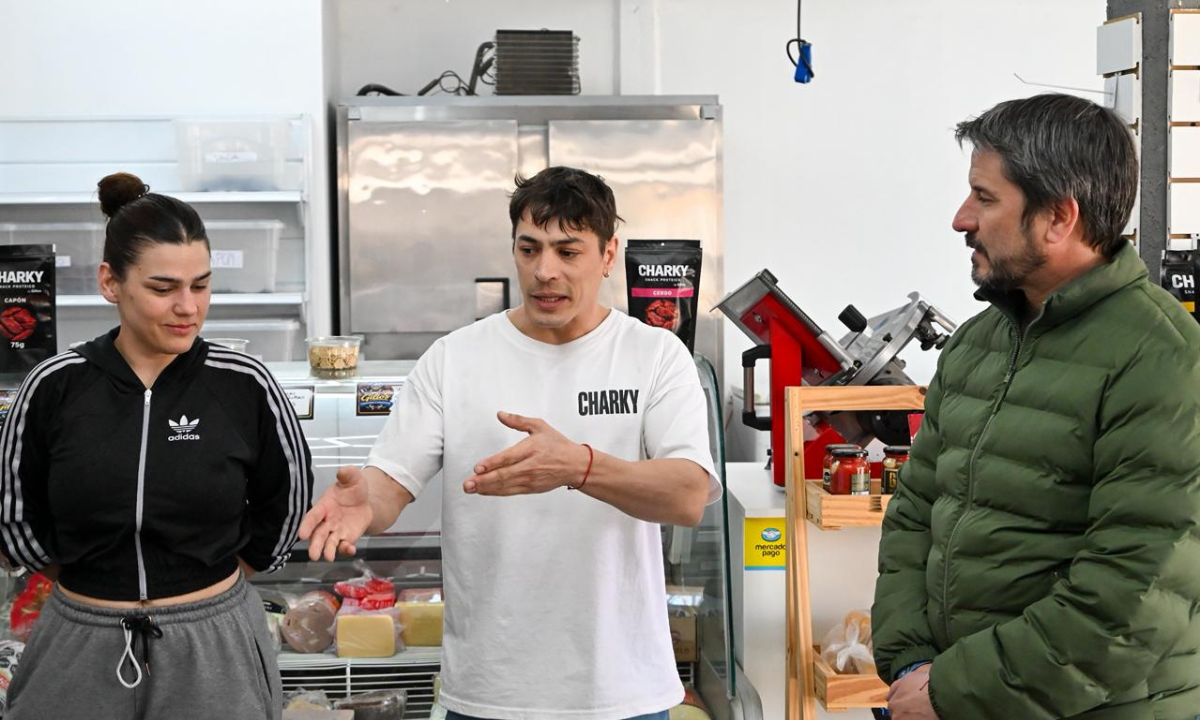 Merino visitó Charky Snack, un emprendimiento de alimentos que crece en Trelew