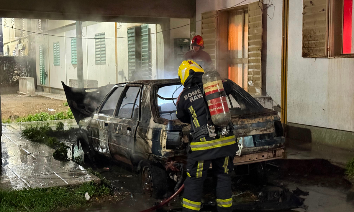 Incendio destruyó un vehículo en un complejo de departamentos de Rawson