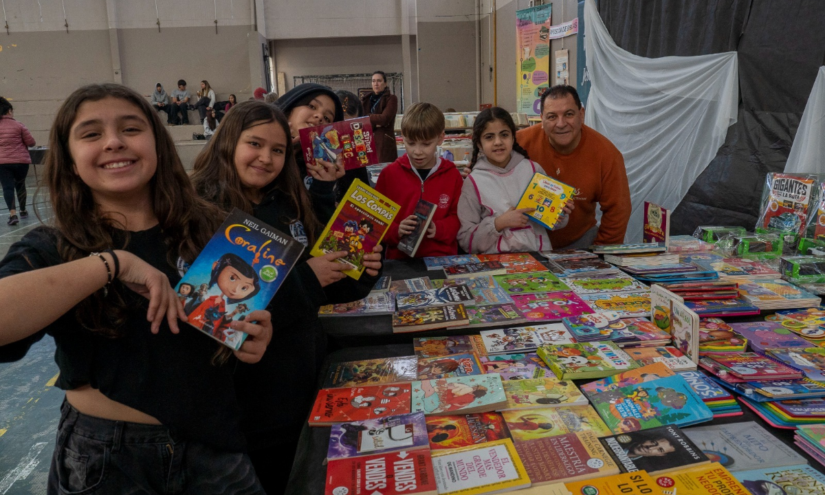 Escuelas, escritores y vecinos fueron protagonistas de la cuarta Feria Municipal del Libro