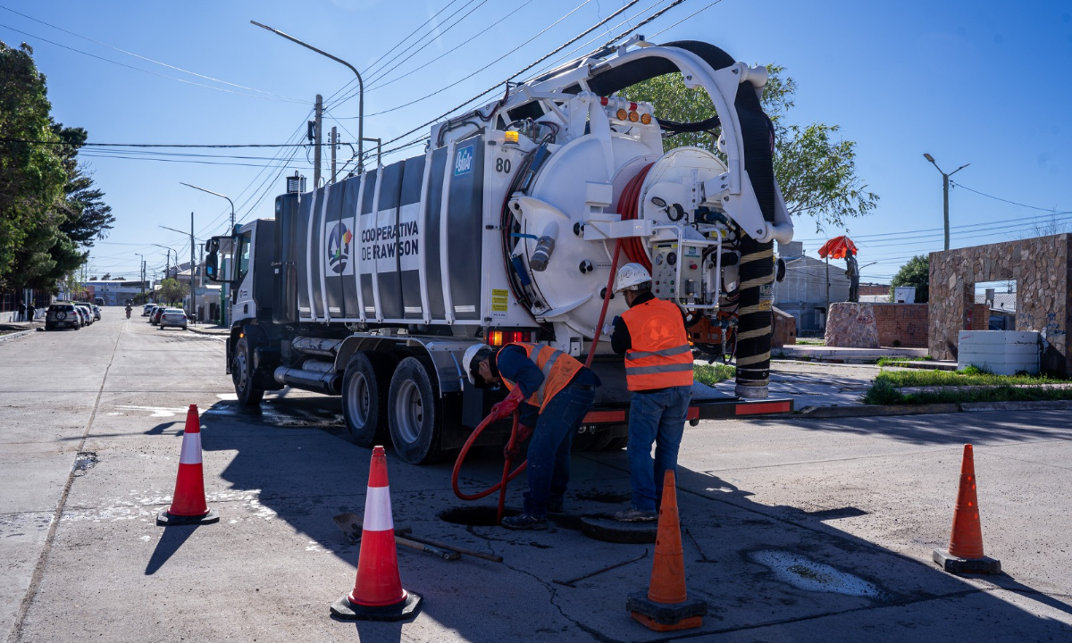 El nuevo camión desobstructor fortalece el mantenimiento de las redes cloacales